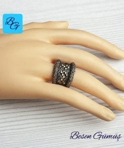 Kenarları Bombeli Baget Markazit Taşlı Yüzük
