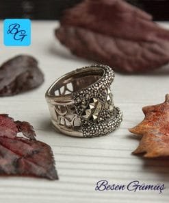 Kenarları Bombeli Baget Markazit Taşlı Yüzük