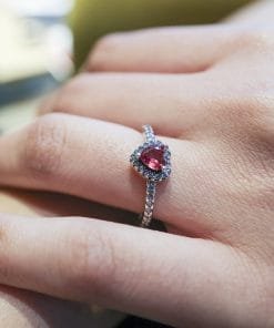 925 Ayar Gümüş Işıltılı Kırmızı Yüksek Taşlı Kalp Yüzük Işıklı Kutuda