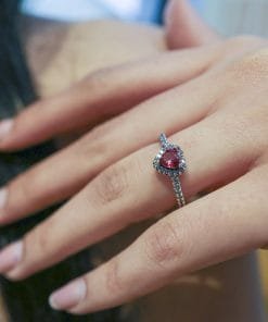 925 Ayar Gümüş Işıltılı Kırmızı Yüksek Taşlı Kalp Yüzük Işıklı Kutuda