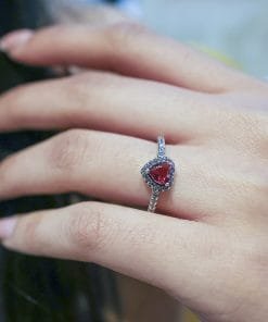 925 Ayar Gümüş Işıltılı Kırmızı Yüksek Taşlı Kalp Yüzük Işıklı Kutuda