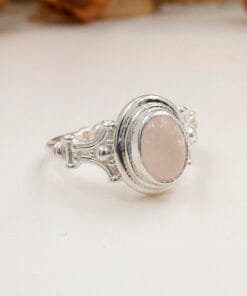 Pembe kuvars yüzük yakın çekim taş detayı