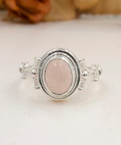 Pembe kuvars yüzük yakın çekim taş detayı önden görünüş