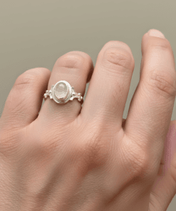 Pembe kuvars yüzük parmakta duruş kadın yüzük