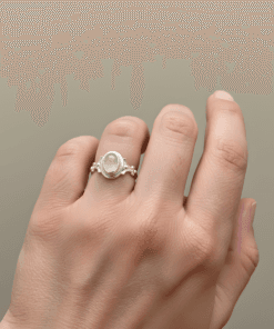 Pembe kuvars yüzük parmakta duruş kadın yüzük uzaktan çekim