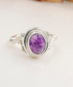 Ametist yüzük yakın çekim sol yan