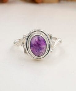 Ametist yüzük yakın çekim önden