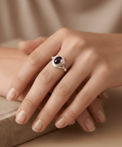 Ametist yüzük parmakta duruş kadın uzaktan