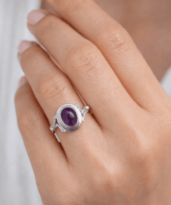 Ametist yüzük yakın çekim mor taş detayı