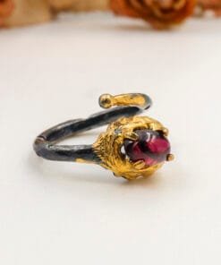 Lal taşlı yüzük kırmızı taş detayı sol yandan yakın çekim