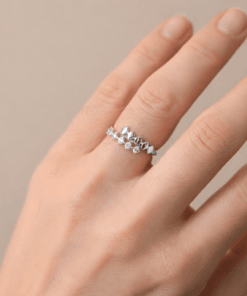 Minimal dalga yüzük parmakta duruş gümüş renk
