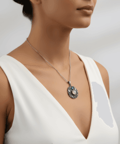 Aytaşı kolye yakın çekim ay yıldız motif detay