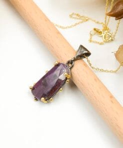 Kırmızı safir taşlı gümüş kolye yakın çekim ayrıntı