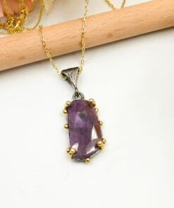 Kırmızı safir taşlı gümüş kolye taş detayı