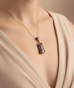 Kırmızı safir taşlı gümüş kolye boyunda duruş