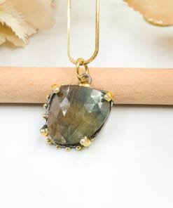 Altın kaplama safir kolye yan açı görünüm