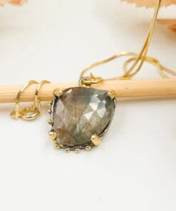 Safir taşlı gümüş kolye zincir detayı