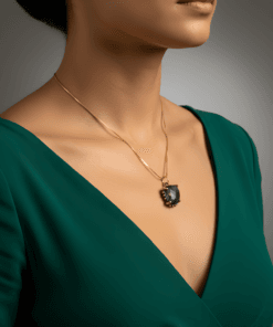 Safir taşlı gümüş kolye boyunda duruş