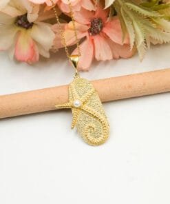 Deniz yıldızı inci detaylı gümüş kolye sarı altın kaplama sağ yan görünüş