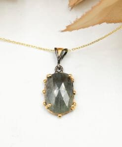 Safir taşlı kolye zincir detayı