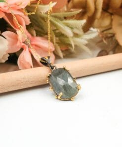 Altın kaplama safir taşlı kolye yan görünüm