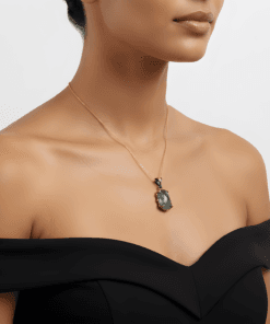 Safir taşlı gümüş kolye boyunda duruş