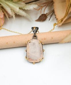 Pembe kuvars kolye hediye konsepti