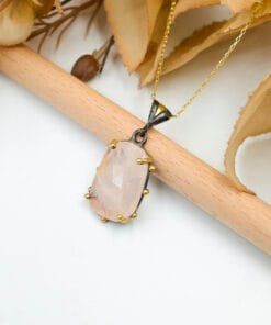 Pembe kuvars taşlı gümüş kolye zincir detayı