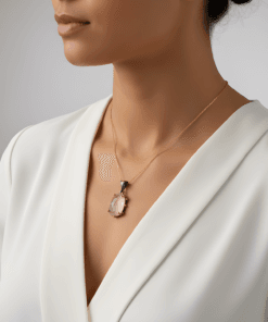 Pembe kuvars taşlı kolye boyunda duruş