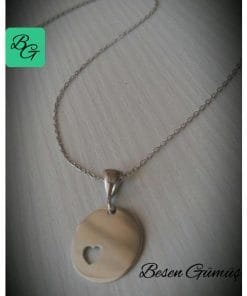 Beyaz Yuvarlak Plaka İçinde Kalp Kolye