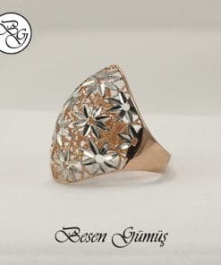 Çiçekli Model Bombeli Taşsız Arpaş Kadın Gümüş Yüzük, gümüş çiçek desenli pembe altın kafes tasarımıyla düz bir zemin üzerinde gösterilmektedir. Besen Gümüş logosu ve metni yüzüğün üstünde ve altında yer almaktadır.